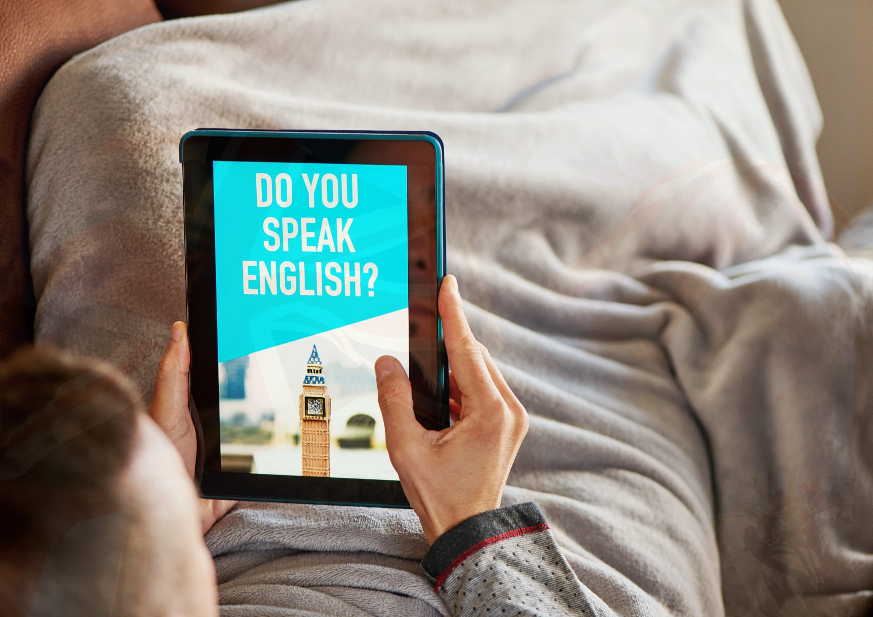 Estudiante adulto aprendiendo inglés con profesora online