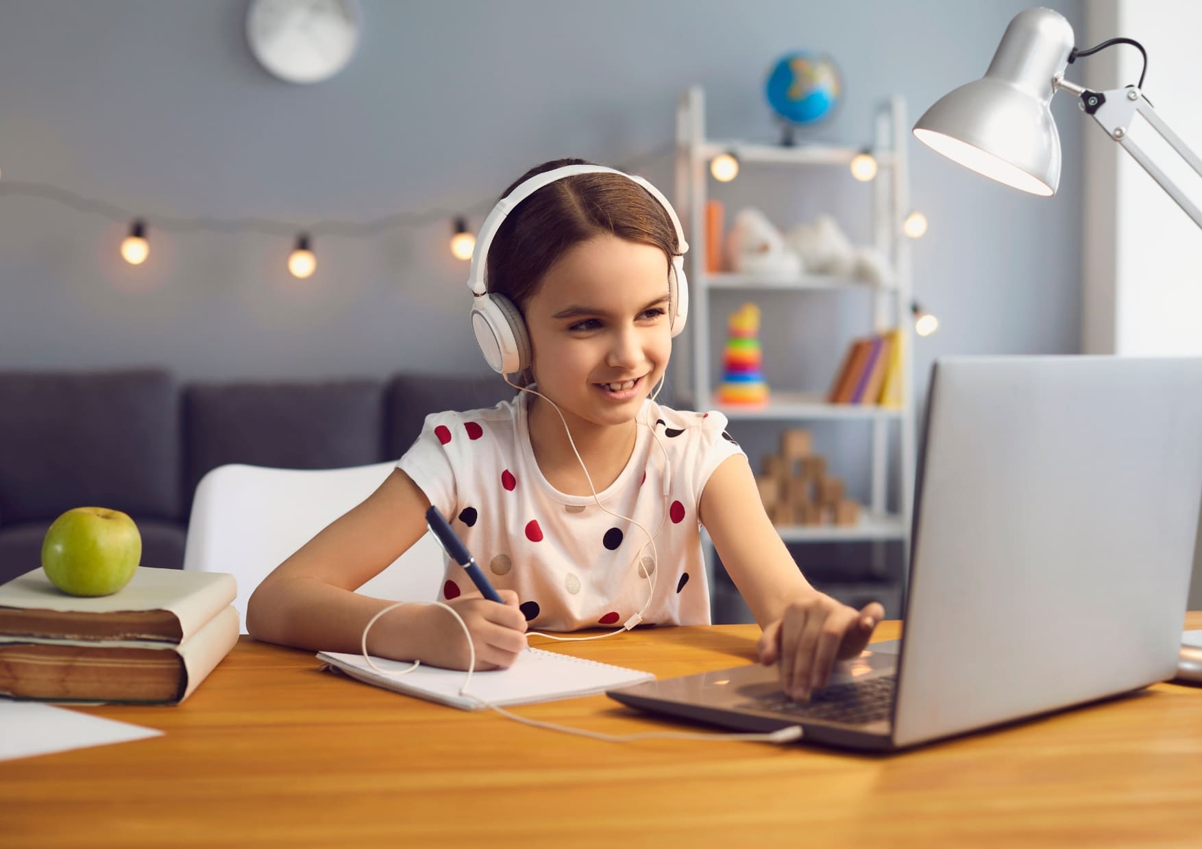Niño aprendiendo inglés online en una clase interactiva
