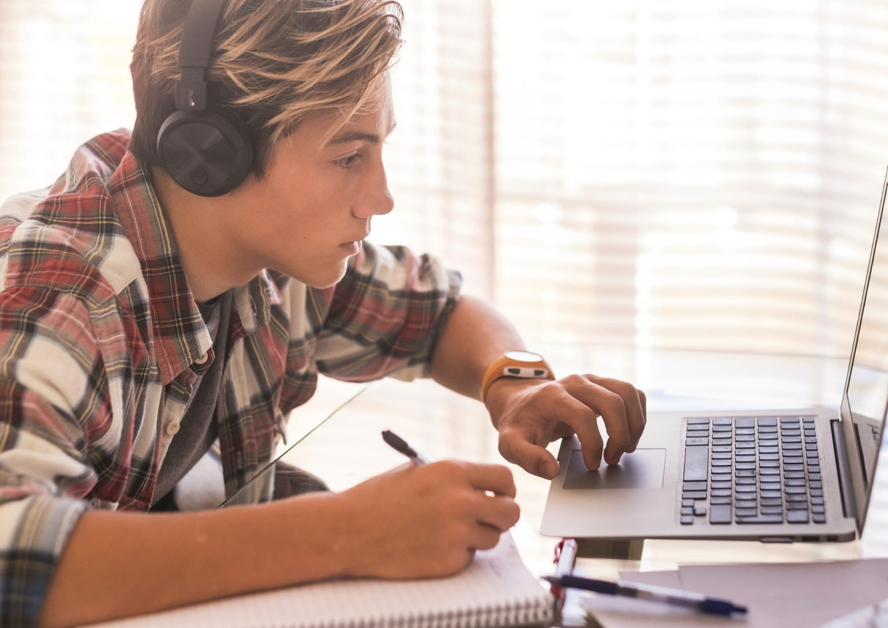 Hombre estudiando inglés online en una clase virtual