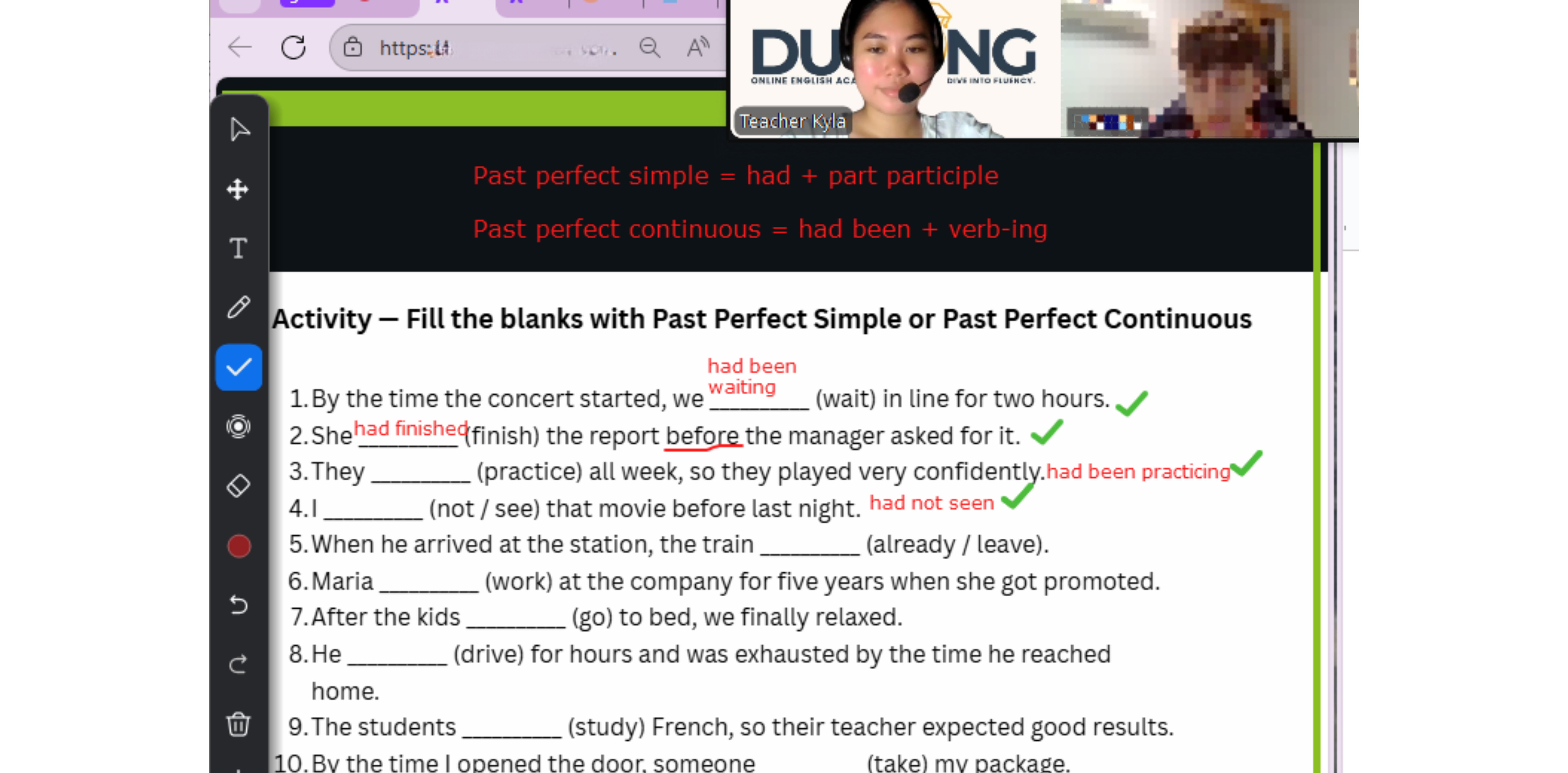 Niño practicando inglés en una clase personalizada