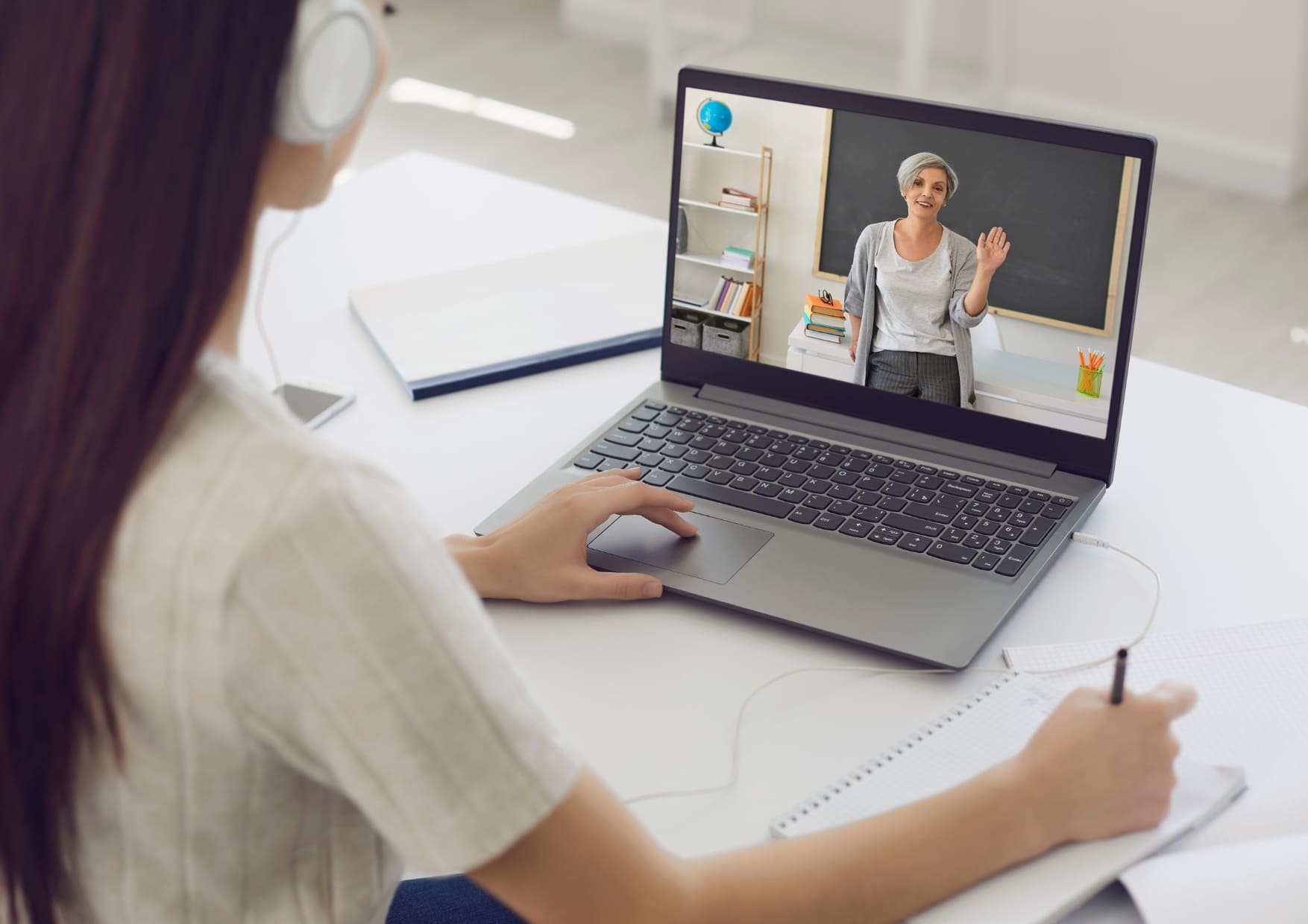 Mujer estudiando inglés online en una clase virtual